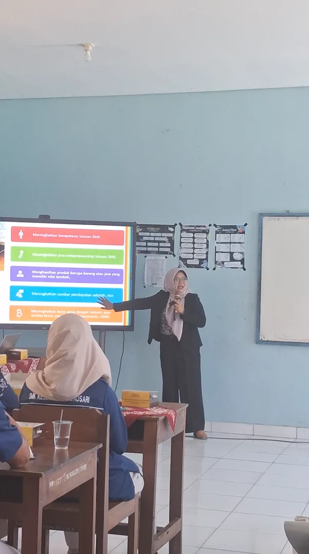 Dr. Wiwik Indriyani memberikan materi dalam Workshop Pengembangan SMK di SMK Kesehatan Wonosari